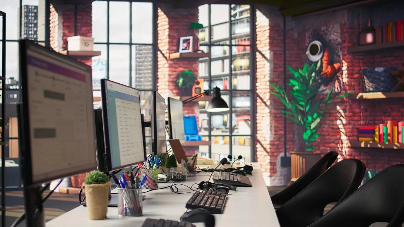 Наушники с микрофоном на столе в офисе колл-центра