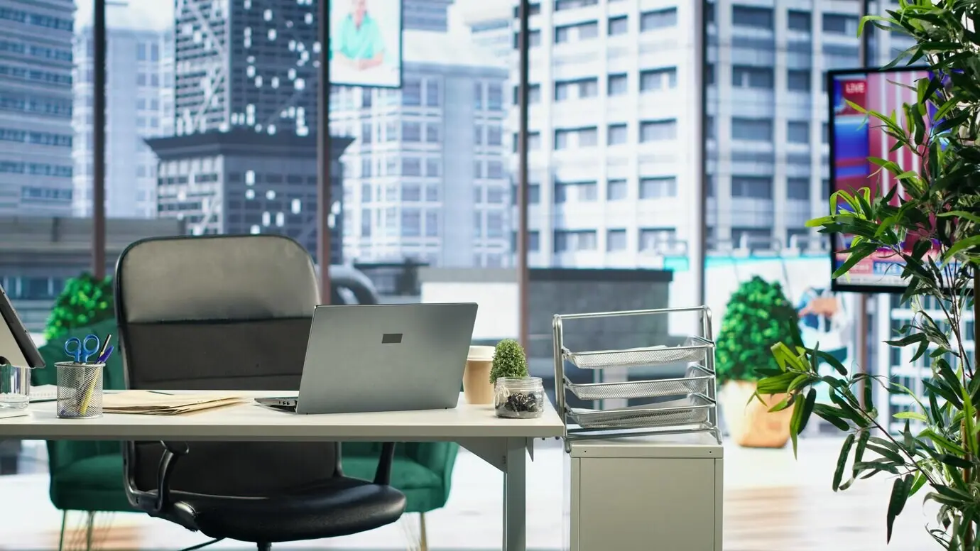 Пустое высококлассное корпоративное рабочее пространство с современными инструментами и гаджетами.