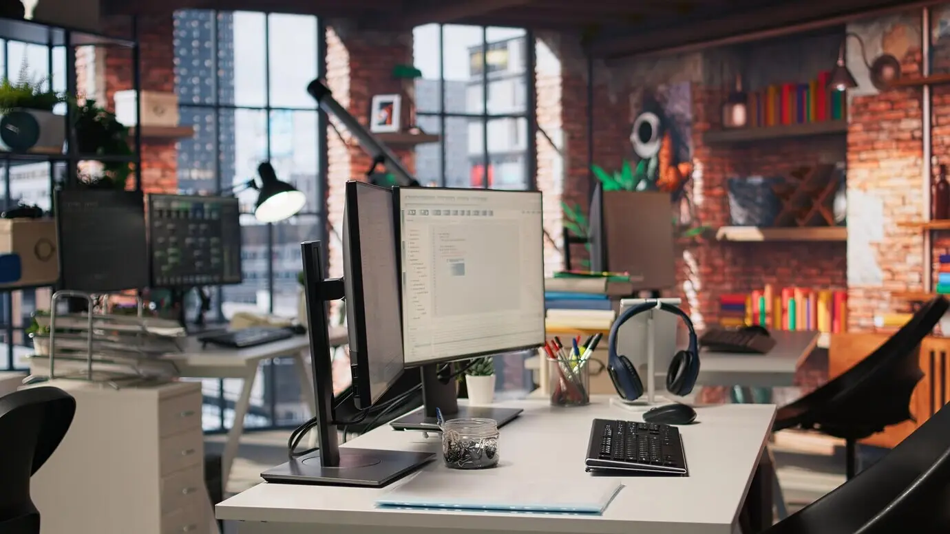 Тестирование кода и обеспечение качества, проводимые на компьютерах в рабочем пространстве стартапа.